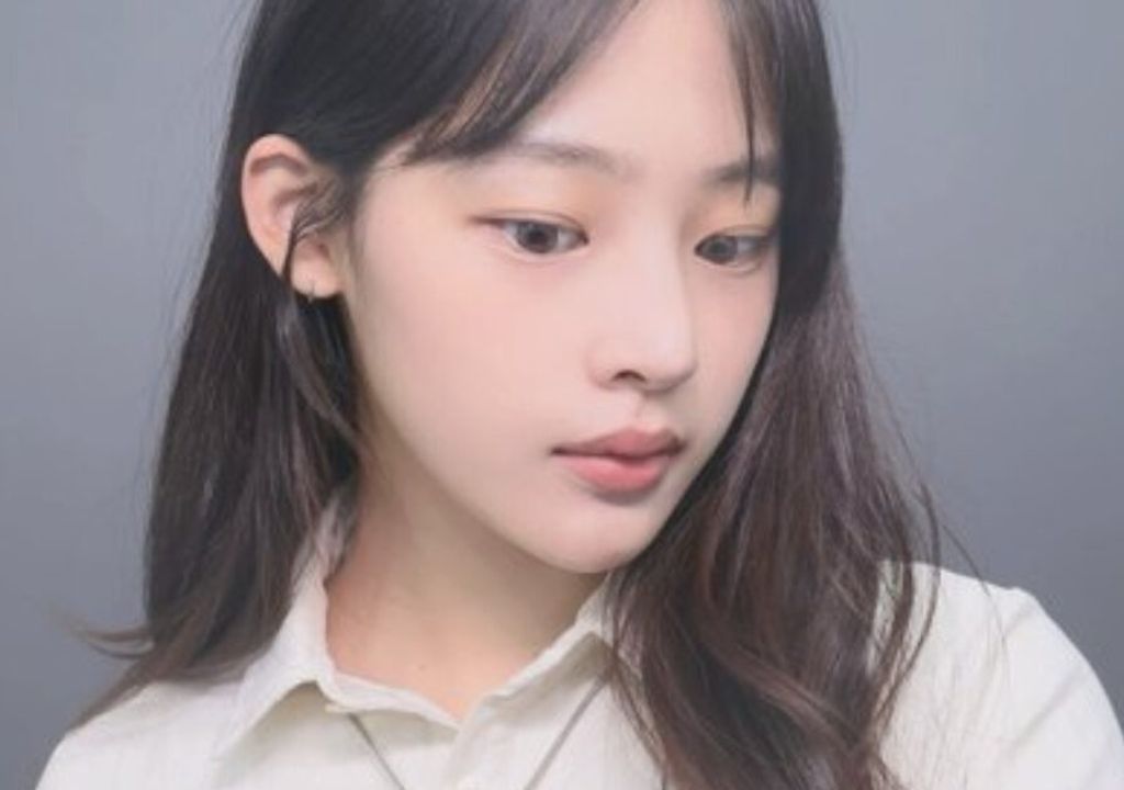 Minji, do NewJeans, surpreende fãs com presentes e cartas escritas à mão antes do aniversário