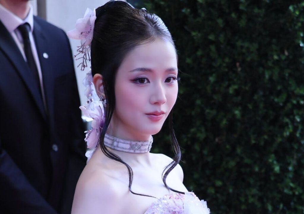 Designer que criticou Jisoo do BLACKPINK esclarece mal-entendido em novo vídeo