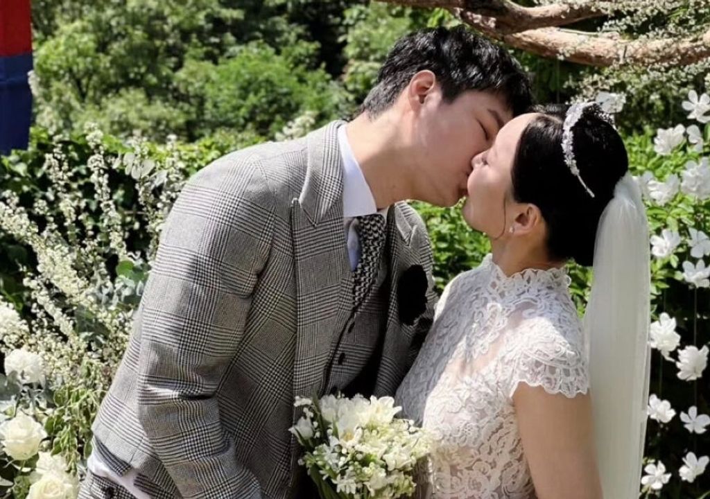 Ator coreano e estrela de reality show de namoro se casam!