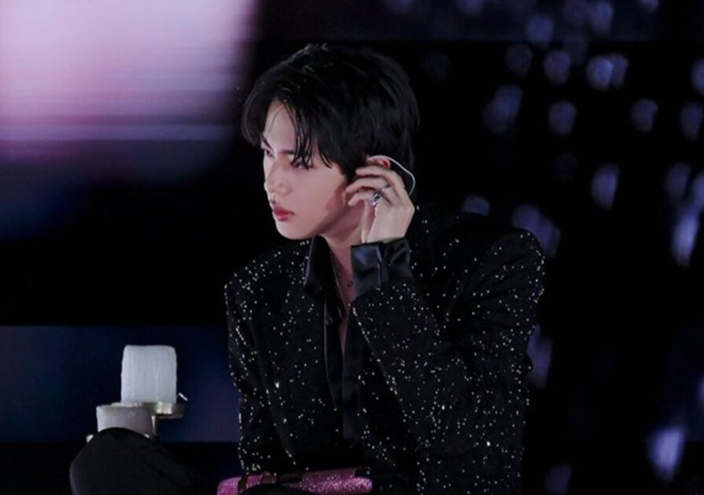 Fãs defendem vocais ao vivo do Jin em meio à polêmica vocal do BTS