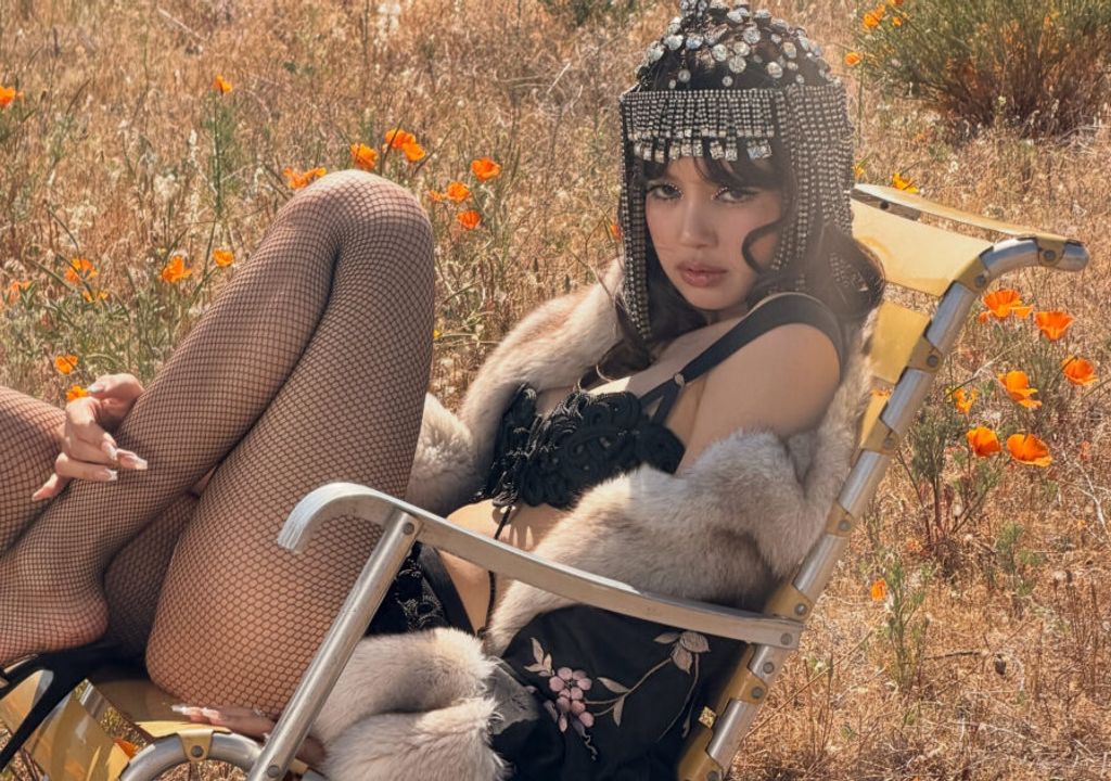 Lisa do BLACKPINK brilha com beleza única em novo ensaio fotográfico