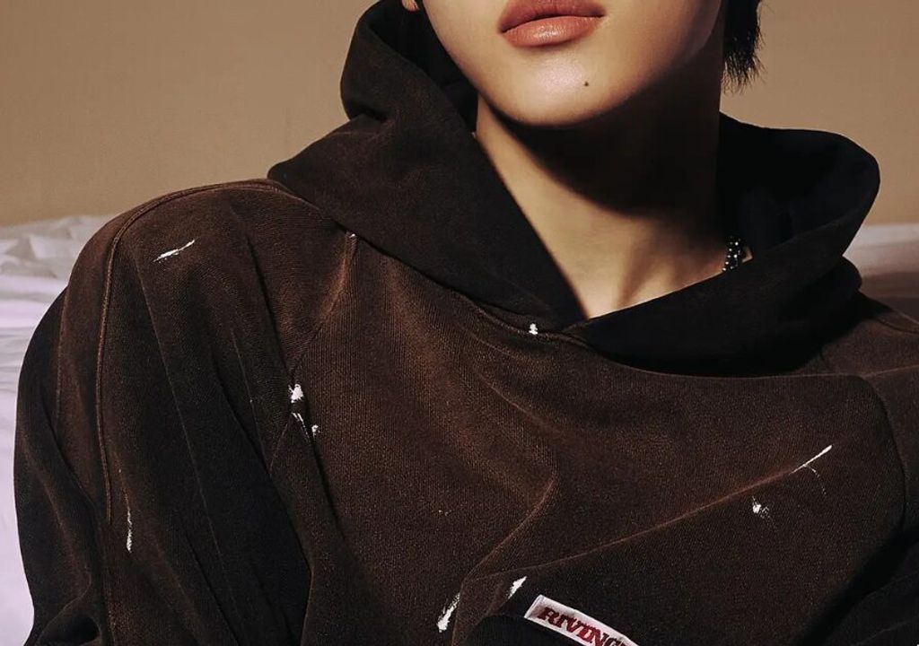 Membro de boy group da 5ª geração insinua favoritismo da empresa por colega