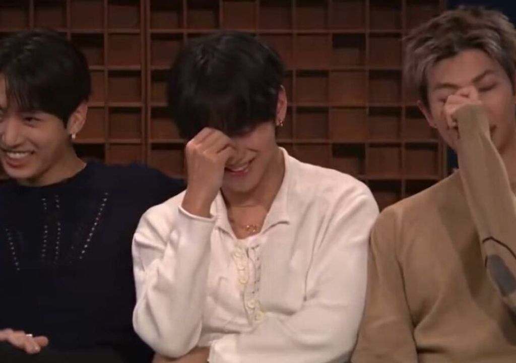 Imagem de destaque V do BTS é mal interpretado ao vivo e causa confusão hilariante