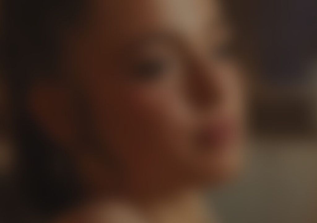 Shiloh Jolie, filha de Angelina e Brad, aparece no MV de Dayoung do WJSN