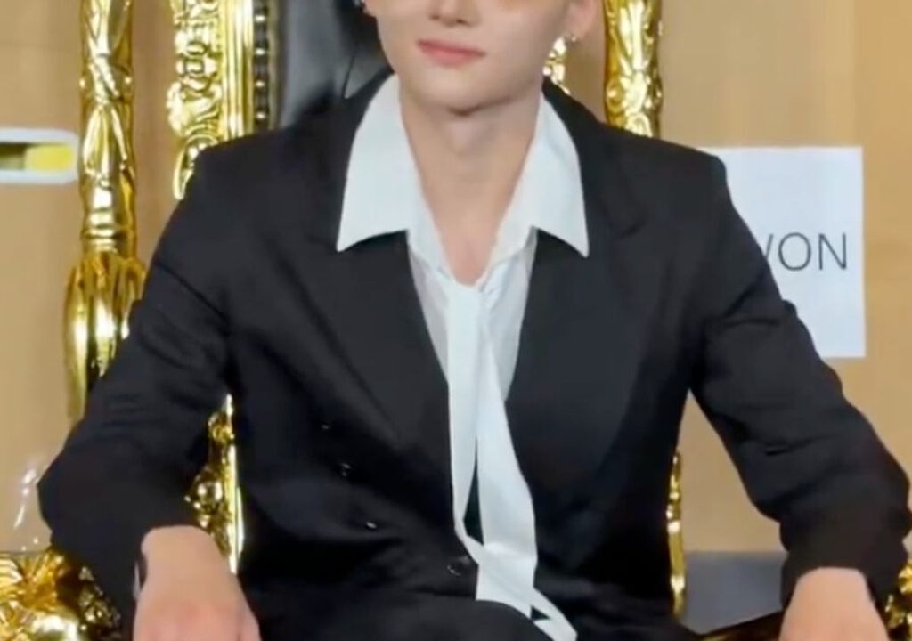 Fã leva trono real para fan sign de ídolo e viraliza; veja reação