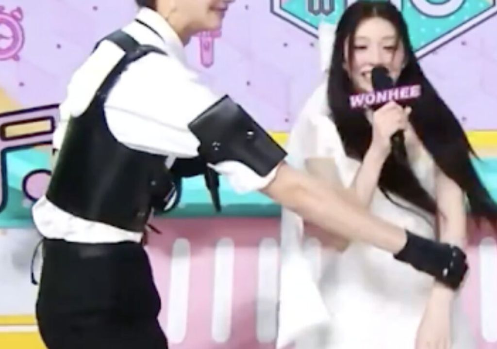 Ídolo masculino pega no braço de Wonhee (ILLIT) após ela quase cair no Music Core
