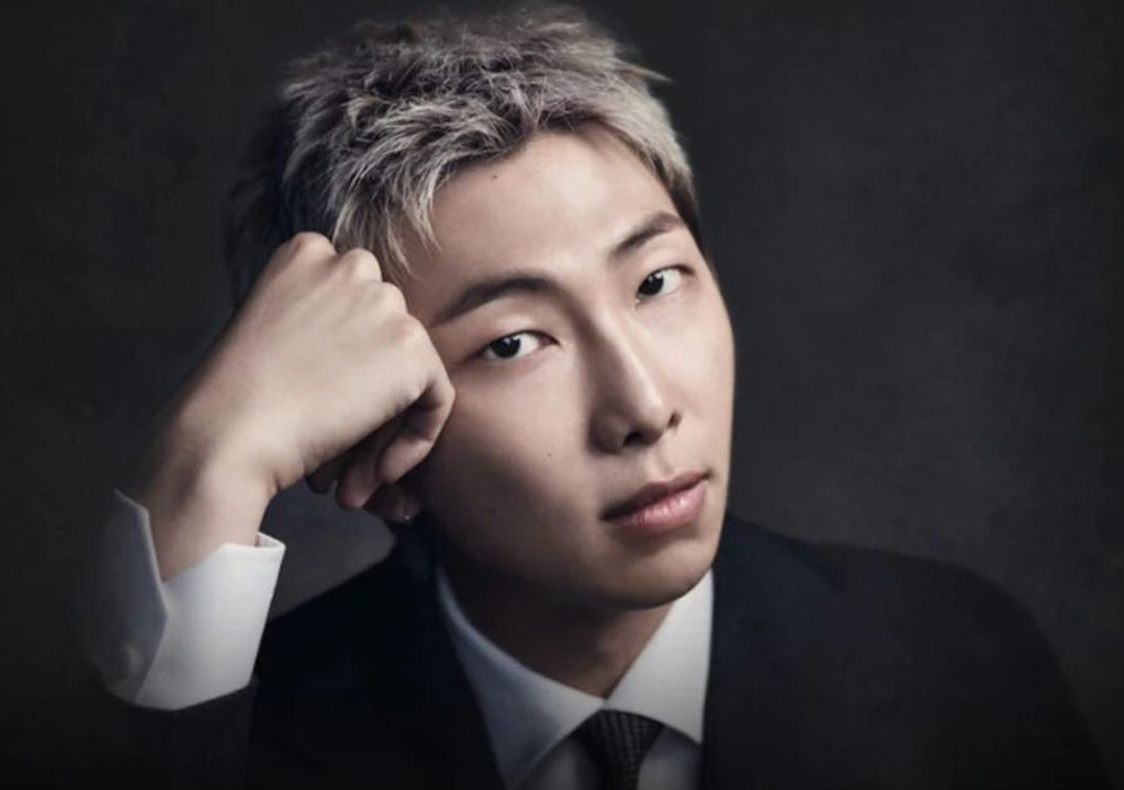 Declaração antiga de RM do BTS sobre letras em inglês ressurge após polêmica do novo álbum
