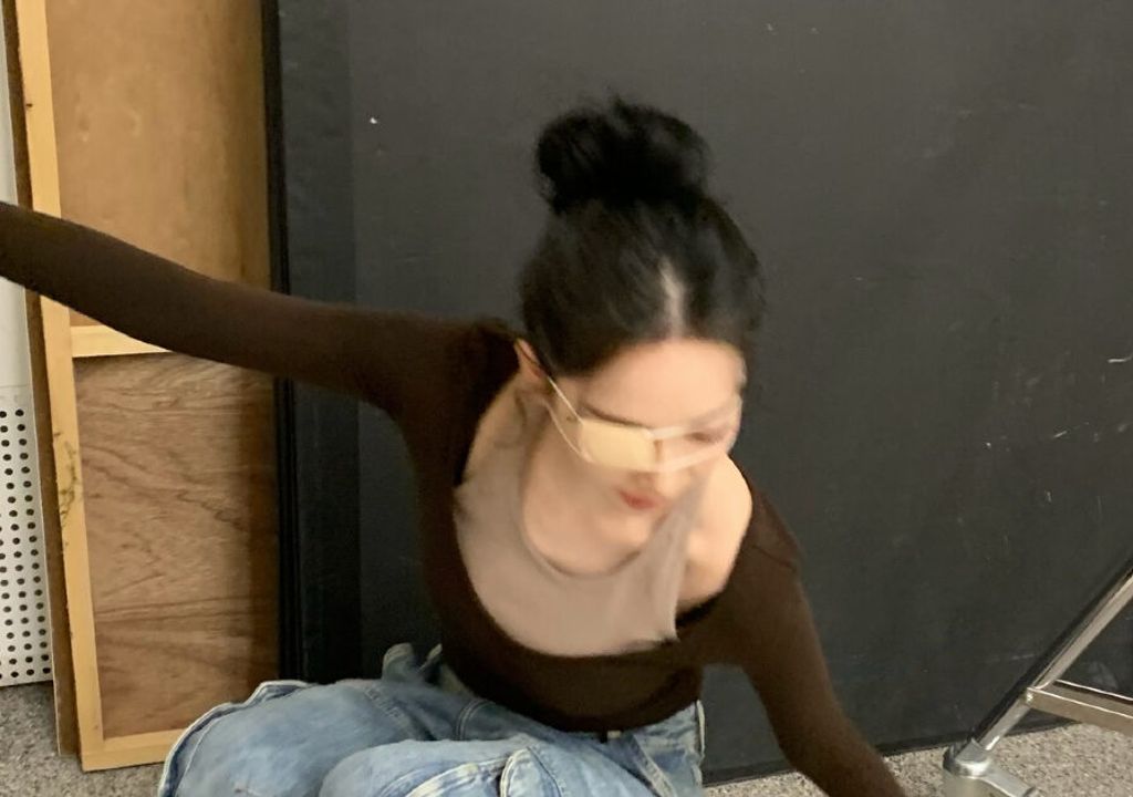 Karina do aespa aparece com tapa-olho e deixa fãs preocupados