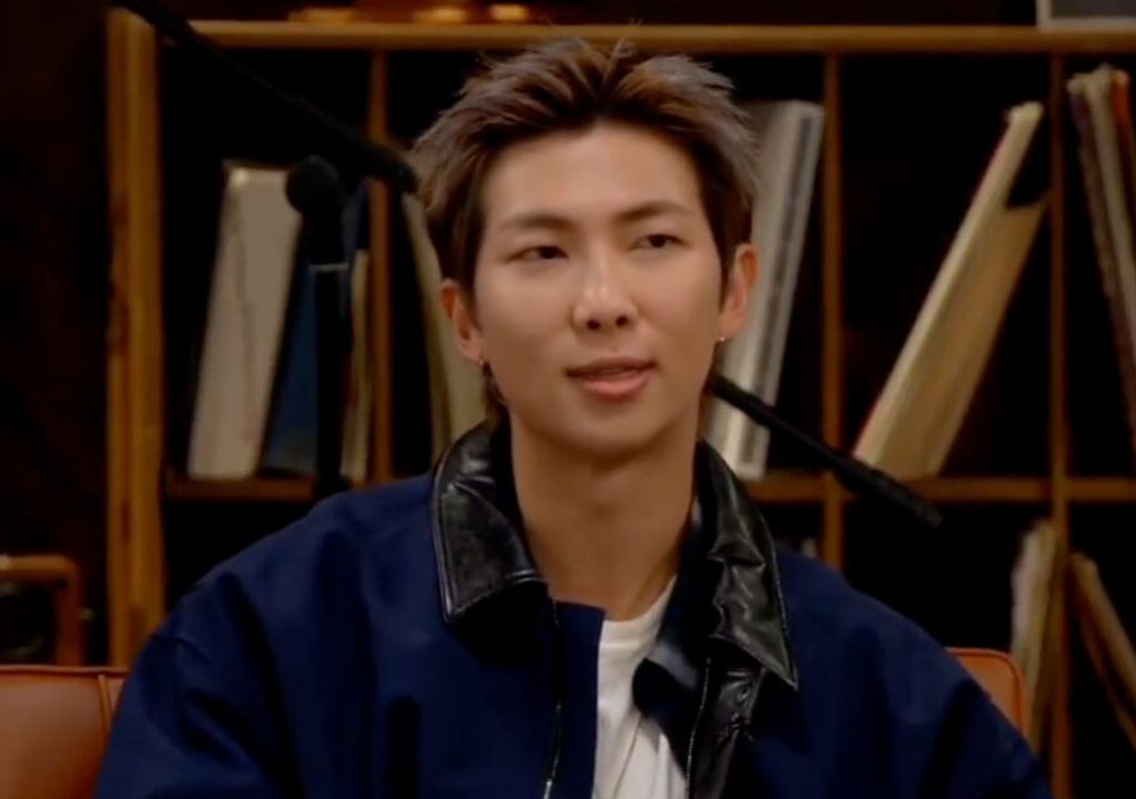 Imagem de destaque RM do BTS fala sobre lesão em transmissão ao vivo: "Vou me esforçar para me recuperar"