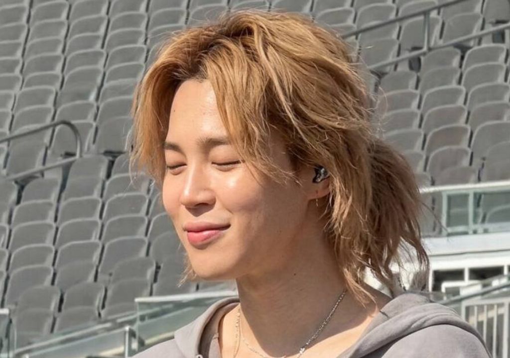 Jimin do BTS causa polêmica com cabelo longo no México