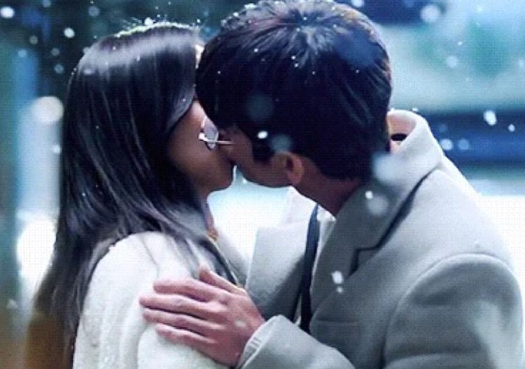 Imagem de destaque Seo In Guk teve que usar maquiagem nas orelhas vermelhas ao beijar Jisoo do BLACKPINK