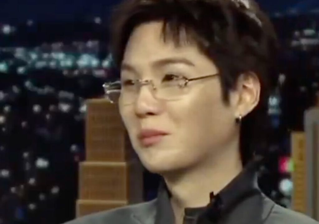 Imagem de destaque A filha de Tablo usa o "tio do BTS" para fazer trabalho da escola