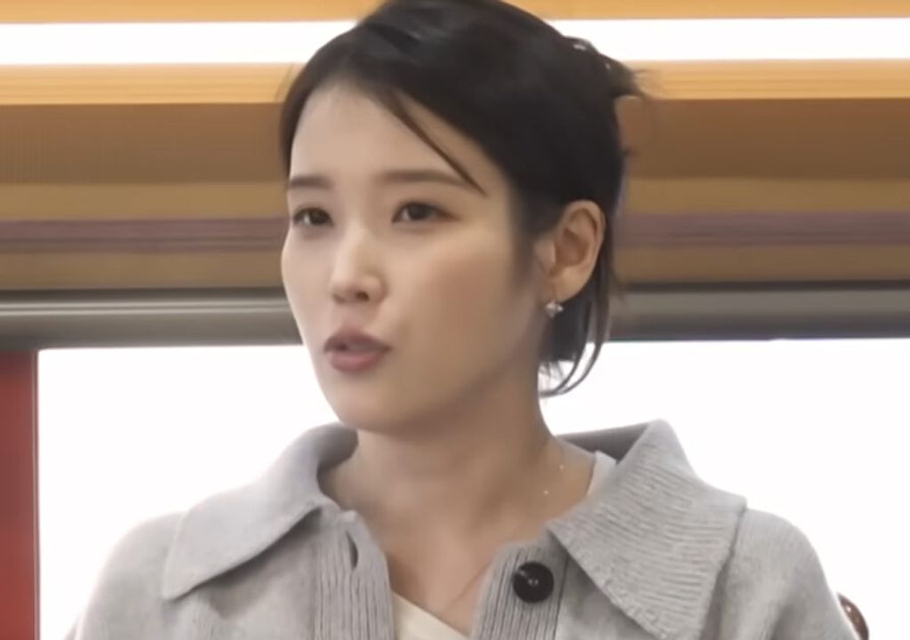 IU revela quais dois colegas de elenco apareceram no funeral do avô, provando amizade verdadeira