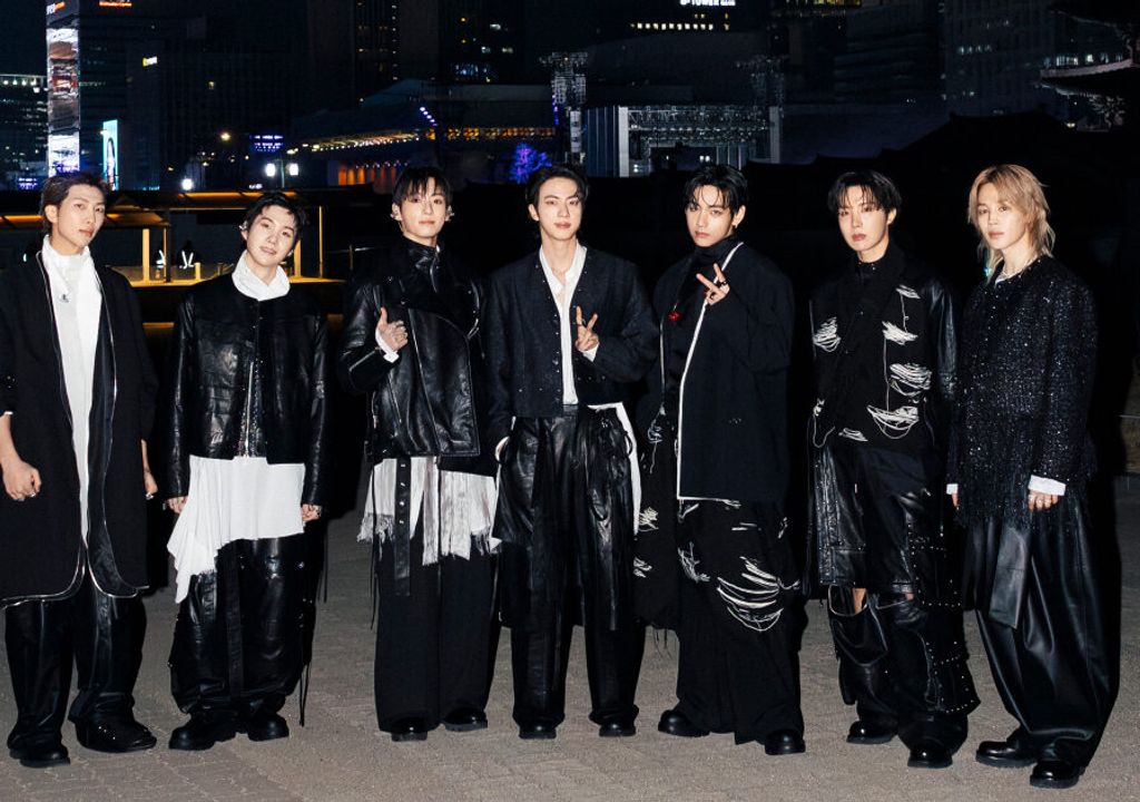 Imagem de destaque Os Bastidores Secretos: Como o BTS ensaiou para o histórico show em Gwanghwamun