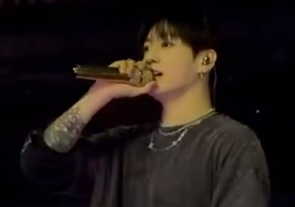 Jungkook do BTS responde diretamente sobre vocais "horríveis" em show recente