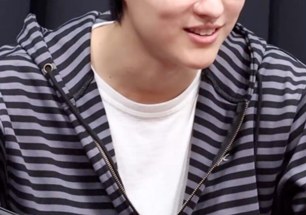 WOODZ gera polêmica ao usar roupa casual em evento de fãs