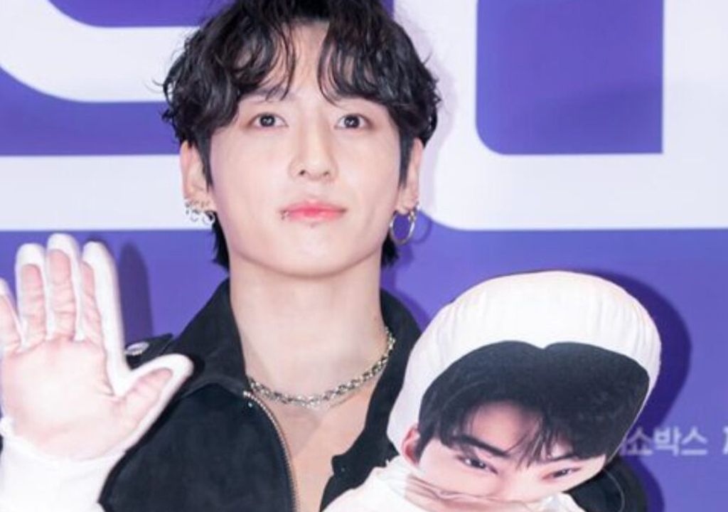 Por que Jungkook carregou uma boneca em tamanho real de Cha Eunwoo e chocou fãs