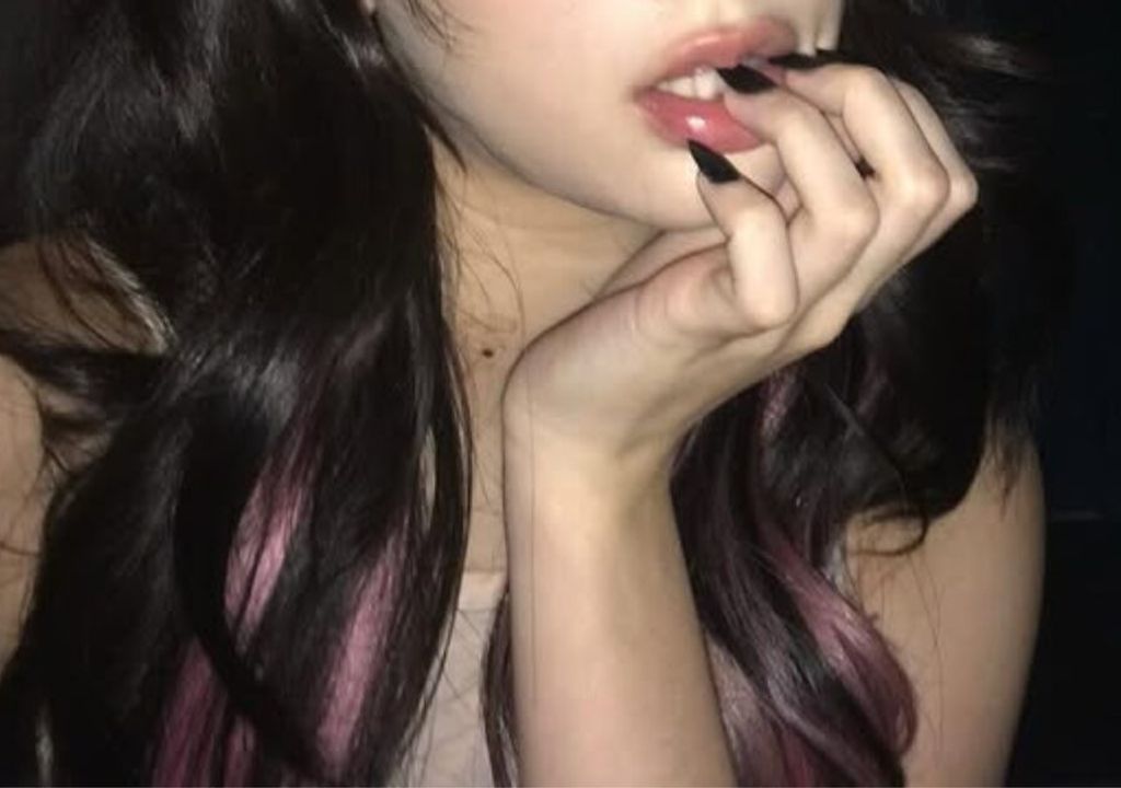 Idol da HYBE posta acidentalmente fotos pessoais na conta oficial do Instagram