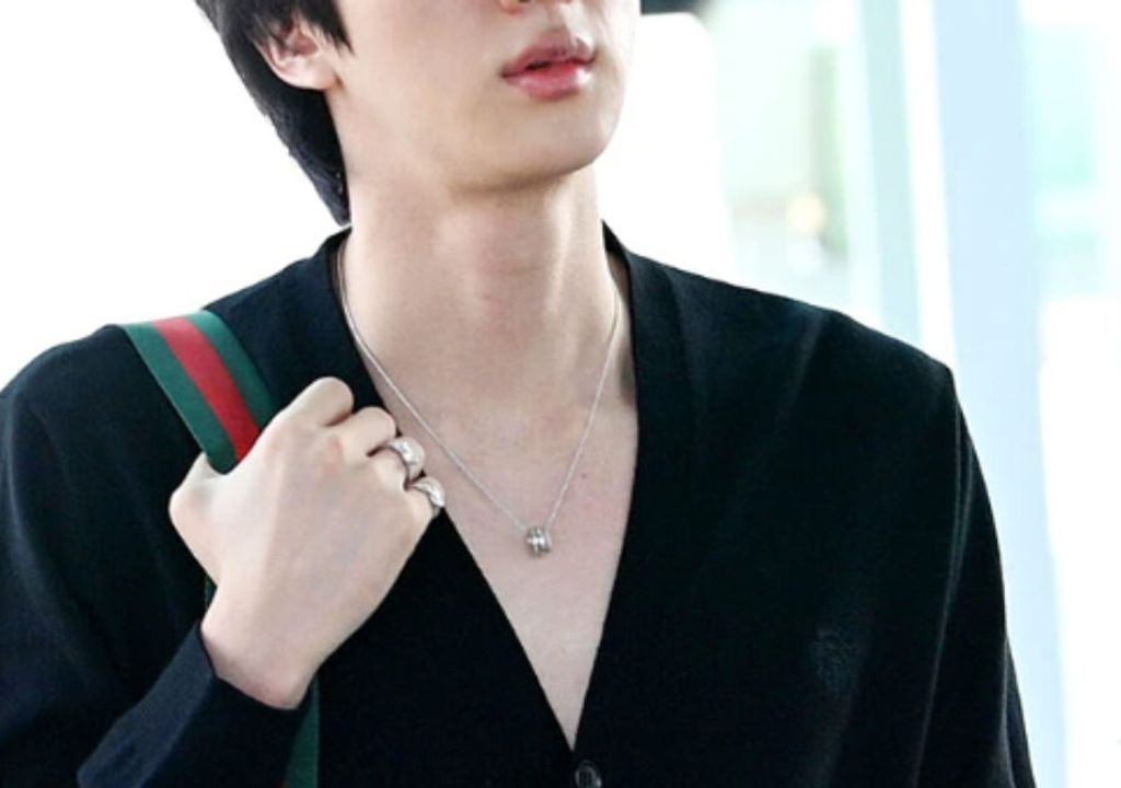 Jin do BTS arrasa com visual sem maquiagem e causa alvoroço